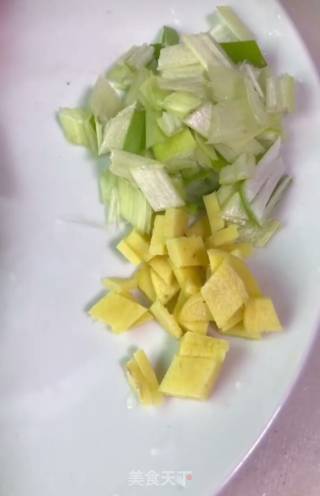 香菇炒肉的做法步骤：2