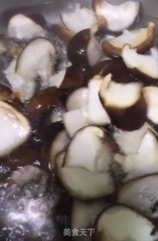 香菇炒肉的做法步骤：5