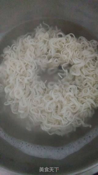 葱油面――腊肠葱油拌面的做法步骤：1