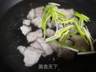 南瓜排骨浓汤的做法步骤：1
