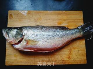 电饼铛家常烤鱼:双椒鲈鱼的做法步骤：1