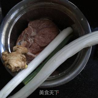 大葱羊肉水饺的做法步骤：2