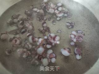 海灵菇虾爬肉韭菜水饺的做法步骤：2