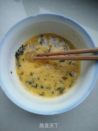 梅干菜炒鸡蛋的做法步骤：3