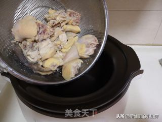 红枣莲子鸡汤的做法步骤：3