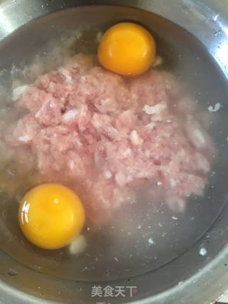 简单快手鸡蛋肉饼汤的做法步骤：1
