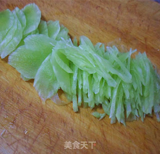 怎样拌莴笋不出汤并且脆嫩——凉拌笋丝的做法步骤：3