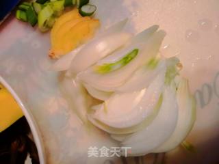 时蔬美丽鸡腿炖蘑菇～的做法步骤：2