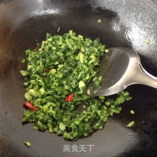 少油少盐的雪菜剁椒蒸鲫头鱼的做法步骤：2
