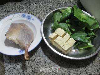 青菜腊鸭腿冻豆腐汤的做法步骤：1