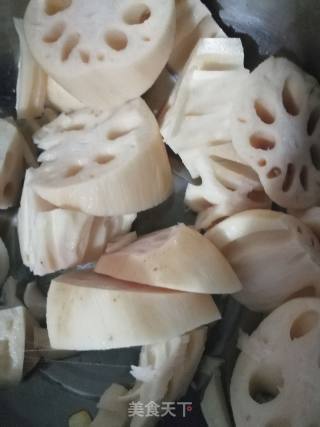 玉米莲藕筒骨汤的做法步骤：2