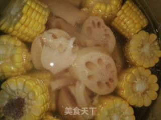 玉米莲藕筒骨汤的做法步骤：4