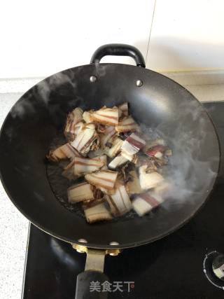 蒜苗炒腊肉的做法步骤：1