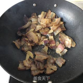 蒜苗炒腊肉的做法步骤：3