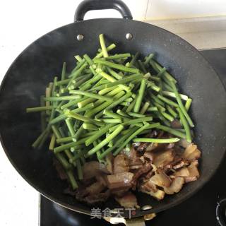 蒜苗炒腊肉的做法步骤：4