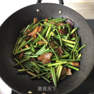 蒜苗炒腊肉的做法步骤：8