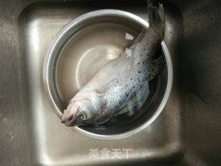糖醋浇汁鲈鱼的做法步骤：2