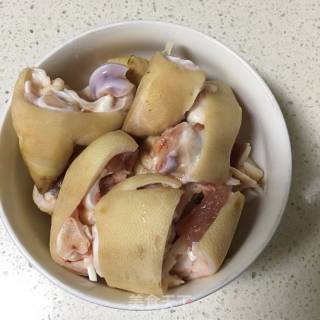 板栗淮山猪蹄汤的做法步骤：1