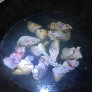 板栗淮山猪蹄汤的做法步骤：2