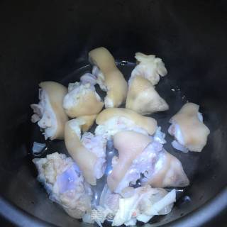 板栗淮山猪蹄汤的做法步骤：4