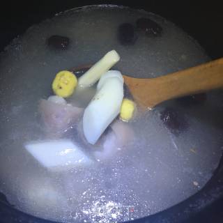 板栗淮山猪蹄汤的做法步骤：12