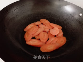 荷兰豆胡萝卜炒腊肠的做法步骤：2