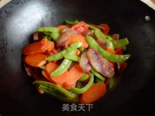 荷兰豆胡萝卜炒腊肠的做法步骤：5