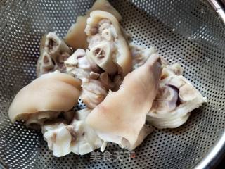 南乳腐竹炆猪手的做法步骤：1