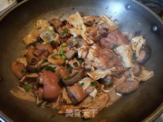 南乳腐竹炆猪手的做法步骤：13