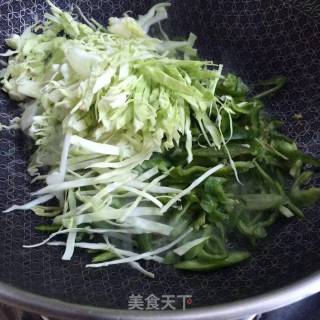 青椒包菜炒粉条的做法步骤：6