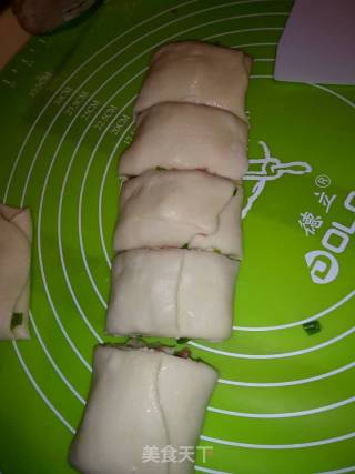 火腿肠小花卷的做法步骤：3