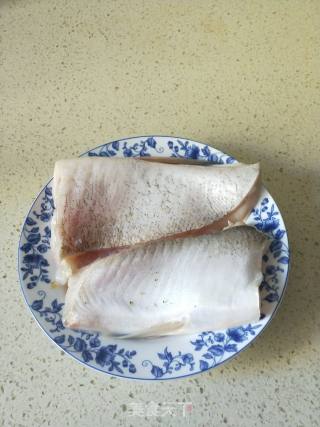 红烧鲢鱼腹的做法步骤：1