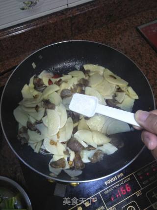 腊肠炒冬笋的做法步骤：3