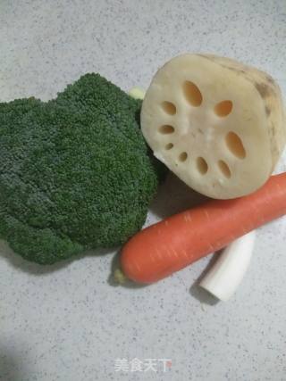 西兰花胡萝卜炒莲藕的做法步骤：1