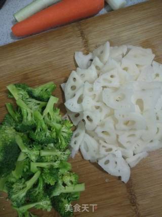 西兰花胡萝卜炒莲藕的做法步骤：3