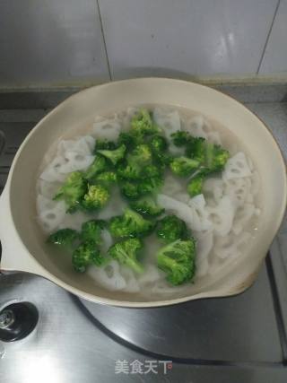 西兰花胡萝卜炒莲藕的做法步骤：5