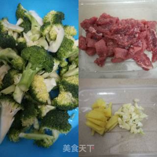 西兰花炒牛肉的做法步骤：1