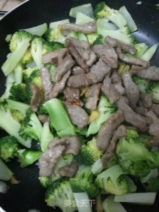 西兰花炒牛肉的做法步骤：7