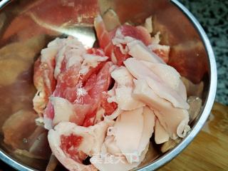 甘蓝菜炒五花肉的做法步骤：1