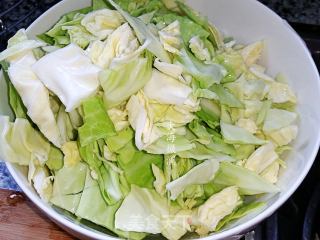 甘蓝菜炒五花肉的做法步骤：2