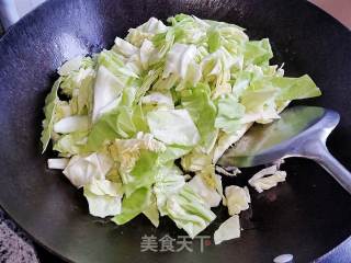甘蓝菜炒五花肉的做法步骤：5