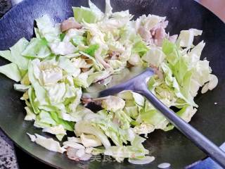 甘蓝菜炒五花肉的做法步骤：6