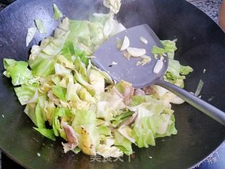 甘蓝菜炒五花肉的做法步骤：7
