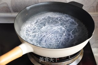 蝶豆花鸡汤面的做法步骤：6