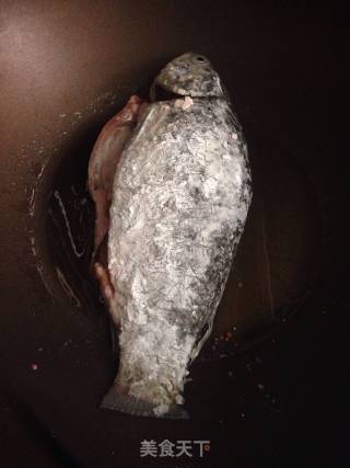 鲫鱼焖豆腐的做法步骤：3