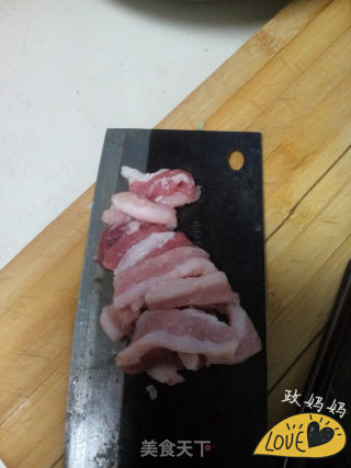 蒜苗炒蘑菇的做法步骤：2