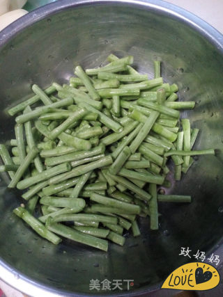 蒜泥拌豆角的做法步骤：1