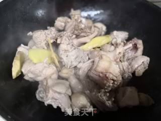 豆瓣酱焖鸭子的做法步骤：1