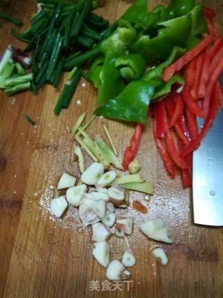 青红椒炒猪肝的做法步骤：2