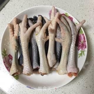 简易版盐焗鸡脚的做法步骤：1